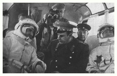 La foto muestra un viaje de
bus o de tren con cosmonautas de la "Unión
Soviética" en la mitad de los años 1960s La foto muestra
un viaje de bus o de tren con cosmonautas de la
"Unión Soviética" en la mitad de los
años 1960s