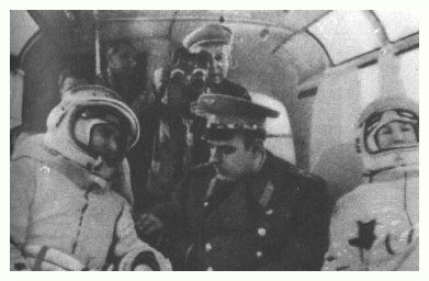 El viaje de
bus o de tren con cosmonautas de la "Unión
Soviética" en la mitad de los años 1960s:
falta un cosmonauta al fondo El viaje de bus
o de tren con cosmonautas de la "Unión
Soviética" en la mitad de los años 1960s:
falta un cosmonauta al fondo