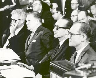 La administración de la NASA
en la audición con el senado, foto de la NASA
no. 67-H-776. La administración de la NASA en la
audición con el senado, foto de la NASA no.
67-H-776.