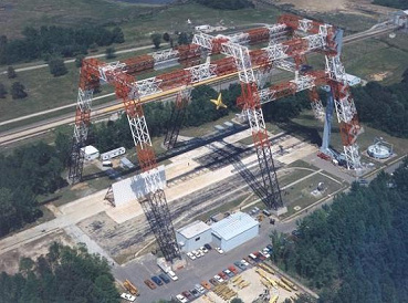 La realidad: la gr�a lunar en
                          el centro de simulaci�n en Langley cerca de
                          Hampton (Virginia). Con ese veh�culo se puede
                          siempre simular salidas de la luna sin llama
                          del propulsor...