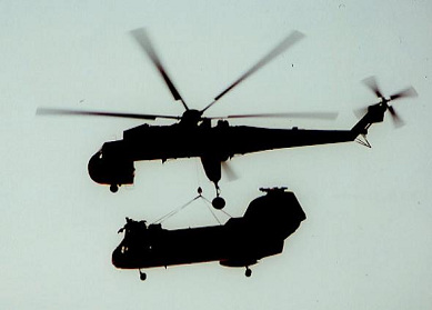 La realidad: Existe el
                          helic�ptero colgado con la cuerda del
                          helic�ptero de gr�a celeste (sky crane)
                          "Sikorski. Se puede colgar f�cilmente un
                          m�dulo de ascenso de un m�dulo lunar y borrar
                          el sonido de la pel�cula.