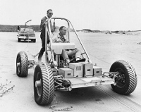El primer "carro lunar"
                                de un plazo, Foto de la NASA 70-H-1159,
                                probado en una playa
