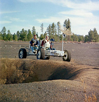 Apolo 15, foto de la NASA no.
                                S70-5330, Irwin y Scott en el carro
                                lunar de entrenamiento
                                "Grover" en Cinder Lake,
                                Arizona