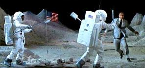 James Bond en la pel�cula "Diamantes
                          para eternidad" se pierde en una sala
                          lunar grande con "astronautas"