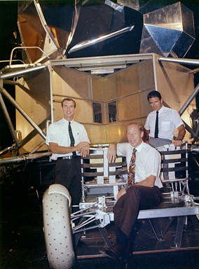 Foto de la NASA no. 70-HC-911: Los
tres "astronautas" Scott, Worden,
e Irwin en un modelo de carro lunar. Foto de la NASA no. 70-HC-911: Los tres
"astronautas" Scott, Worden, e
Irwin en un modelo de carro lunar.