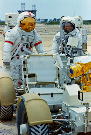 Foto de
na NASA no. 71-HC-731: La construcción del
carro lunar de entrenamiento 1g-LRV, con los
"astronautas" Scott (izquierda) y
Irwin (derecha), 11/05/1971 Foto de na NASA no. 71-HC-731: La
construcción del carro lunar de
entrenamiento 1g-LRV, con los
"astronautas" Scott (izquierda) y
Irwin (derecha), 11/05/1971