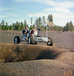 El carro lunar de entrenamiento "Grover"
                (Lunar Roving Vehicle Simulator, "1g trainer")
                en una excursin geolgica en un campo de crteres de
                Cinder Lake en Arizona