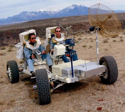 Entrenamiento para Apolo 15, foto de la
                          NASA S71-23772, una excursin EVA en un
                          territorio similar a la luna en Taos al margen
                          del Ro Grande (Nueva Mxico), 11-12/03/1971,
                          fecha del catlogo 03/11/1971