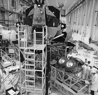Entrenamiento para Apolo 15, foto de la
NASA no. KSC-71P-282: El "carro lunar"
LRV está doblado cerca del "módulo
lunar" (LM), 23/04/1971 Entrenamiento para Apolo 15, foto de la
NASA no. KSC-71P-282: El "carro lunar"
LRV está doblado cerca del "módulo
lunar" (LM), 23/04/1971