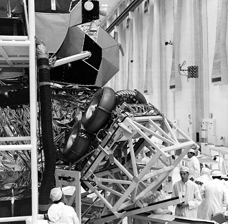 Entrenamiento para Apolo 15, foto de la
NASA no. KSC-71P-281: El "carro lunar"
LRV doblado es embalado, 23/04/1971. Entrenamiento para Apolo 15, foto de la
NASA no. KSC-71P-281: El "carro lunar"
LRV doblado es embalado, 23/04/1971.