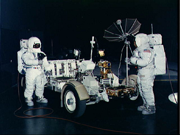 Entrenamiento para Apolo 15, foto de la
NASA no. S71-16722: Scott y Irwin con un
LRV-1-Trainer en el Centro de Astronáutica
Tripulada (Manned Spacecraft Center, MSC) en
Houston, fecha del catálogo 29/01/1971 Entrenamiento para Apolo 15, foto de la
NASA no. S71-16722: Scott y Irwin con un
LRV-1-Trainer en el Centro de Astronáutica
Tripulada (Manned Spacecraft Center, MSC) en
Houston, fecha del catálogo 29/01/1971