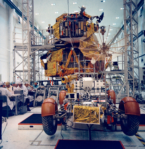 Training zu
Apollo 15 Foto-Nr. S71-30542: Das
"Mondauto" (Lunar Roving Vehicle LRV)
auf dem Prüfstand mit der
"Mondlandefähre" (Lunar Module LM) im
Kennedy Space Center KSC, 21.4.1971,
Katalogdatum 21.4.1971. Training zu Apollo 15 Foto-Nr. S71-30542:
Das "Mondauto" (Lunar Roving Vehicle
LRV) auf dem Prüfstand mit der
"Mondlandefähre" (Lunar Module LM) im
Kennedy Space Center KSC, 21.4.1971,
Katalogdatum 21.4.1971.