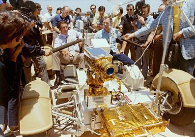 Training zu
Apollo 15 Foto-Nr. 71-HC-677: Presserummel um das
Mondauto. Die Astronauten Irwin (links) und Scott
(rechts) sitzen auf einem Trainingsmondauto,
4.5.1971. Training zu Apollo 15 Foto-Nr. 71-HC-677:
Presserummel um das Mondauto. Die Astronauten
Irwin (links) und Scott (rechts) sitzen auf einem
Trainingsmondauto, 4.5.1971.