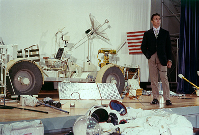 Entrenamiento
para Apolo 15, foto de la NASA no. 71-HC-678:
Irwin explica en una conferencia de prensa el
LRV y otras "cosas lunares" como la
cámara Hasselblad o cascos en el piso, etc.,
6/5/1971 Entrenamiento para Apolo 15, foto de la
NASA no. 71-HC-678: Irwin explica en una
conferencia de prensa el LRV y otras "cosas
lunares" como la cámara Hasselblad o cascos
en el piso, etc., 6/5/1971