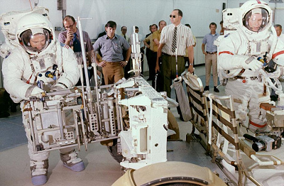 Entrenamiento para Apolo
15, foto de la NASA no. 71-HC-722: Irwin
trabajando con una instalación del fondo del
"carro lunar", Scott trabajando con
una película de la cámara Entrenamiento para Apolo 15, foto de la
NASA no. 71-HC-722: Irwin trabajando con una
instalación del fondo del "carro
lunar", Scott trabajando con una película
de la cámara