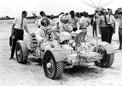 Entrenamiento para Apolo 15,
foto de la NASA no. 71-H-845: Irwin (izquierda)
y Scott (derecha) manejando el "carro lunar
de entrenamiento 1g" en la dirección a un
territorio de piedras para un protocolo de EVA,
14/05/1971. Entrenamiento para Apolo 15, foto de la
NASA no. 71-H-845: Irwin (izquierda) y Scott
(derecha) manejando el "carro lunar de
entrenamiento 1g" en la dirección a un
territorio de piedras para un protocolo de EVA,
14/05/1971.