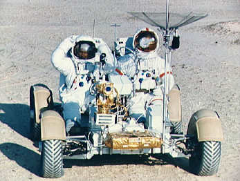 Entrenamiento para Apolo 15, foto de la
NASA no. S71-39867: Scott y Irwin sentado en
el "carro lunar" durante un
entrenamiento de simulación en un
"superficie lunar" en el Centro
Espacial de Kennedy (Kennedy Space Center,
KSC), fecha de catálogo 30/06/1971 Entrenamiento para Apolo 15, foto de la
NASA no. S71-39867: Scott y Irwin sentado en
el "carro lunar" durante un
entrenamiento de simulación en un
"superficie lunar" en el Centro
Espacial de Kennedy (Kennedy Space Center,
KSC), fecha de catálogo 30/06/1971