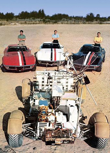 Entrenamiento para Apolo 15: El
"carro lunar" primero, al fondo los
carros Corvettes de los tres
"astronautas" Entrenamiento para Apolo 15: El "carro
lunar" primero, al fondo los carros
Corvettes de los tres "astronautas"