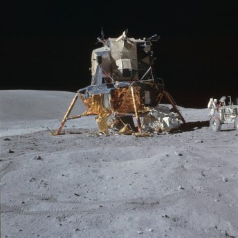 Apolo 16 falso, foto de la
NASA no. AS16-106-17435: El "carro
lunar" con el "módulo lunar"
sin huellas de ruedas Apolo 16 falso, foto de la NASA no.
AS16-106-17435: El "carro lunar"
con el "módulo lunar" sin huellas
de ruedas