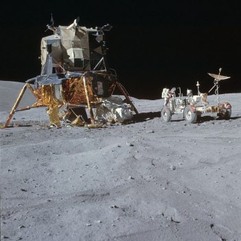 Apolo 16 falso, foto de la NASA no.
AS16-107-17436: El "carro lunar"
con el "módulo lunar" sin huellas
de ruedas, pero con un caos de sombras Apolo 16 falso, foto de la NASA no.
AS16-107-17436: El "carro lunar"
con el "módulo lunar" sin huellas
de ruedas, pero con un caos de sombras
