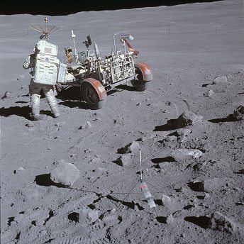Apolo 16 falso, foto de la NASA no.
AS16-107-17446: El "astronauta"
Young con un "carro lunar" en un
paisaje pedregoso, caos de sombras, foto 02 Apolo 16 falso, foto de la NASA no.
AS16-107-17446: El "astronauta"
Young con un "carro lunar" en un
paisaje pedregoso, caos de sombras, foto 02