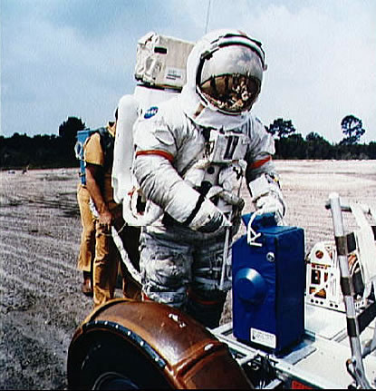 Entrenamiento de Apolo 17: El "carro
lunar" en el entrenamiento, el
"astronauta" Cernan está con un bidón Entrenamiento de Apolo 17: El "carro
lunar" en el entrenamiento, el
"astronauta" Cernan está con un bidón