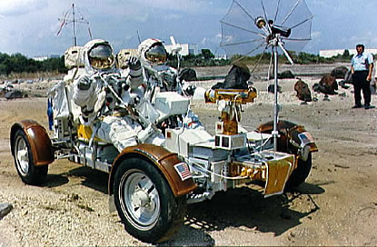Entrenamiento de Apolo 17, el "carro
lunar" en un "superficie lunar" Entrenamiento de Apolo 17, el "carro
lunar" en un "superficie lunar"