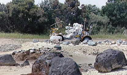 Entrenamiento de Apolo 17 falso,
manejando el "carro lunar" con
diversos "paisajes lunares" en el
primer plano Entrenamiento de Apolo 17 falso, manejando
el "carro lunar" con diversos
"paisajes lunares" en el primer plano