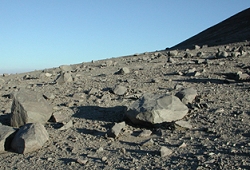 "Paisajes lunares" en
                                Chile: desierto de "Atacama"
                                (09): pedregal en una pendiente [14]