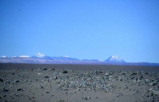 "Paisajes lunares" en
                                  Chile: desierto de "Atacama"
                                  (12): pedregal, llanura, y el volcn
                                  Licancabur (01) [17]