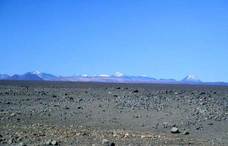 "Paisajes lunares" en
                                Chile: desierto de "Atacama"
                                (13): pedregal, llanura, y el volcn
                                Licancabur (02) [18]