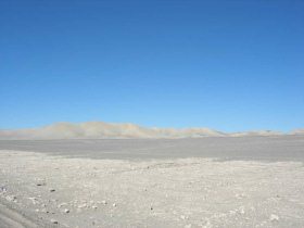 Desierto de Atacama (19):
                                  pedregal con cadena de colinas [24]