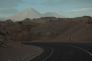Desierto de Atacama (21): curva
                                  de la pista con el volcn San Pedro de
                                  Atacama [26]