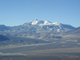 Desierto de Atacama (29): vista
                                  de Eremitano al monte Ojos del Salado
                                  [34]