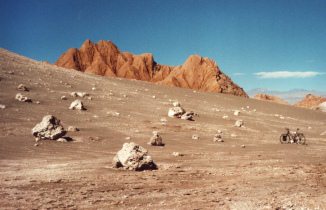 "Paisajes lunares" en
                                  Chile: Valle de la Luna (01):
                                  pendiente, montaas al fondo [38]