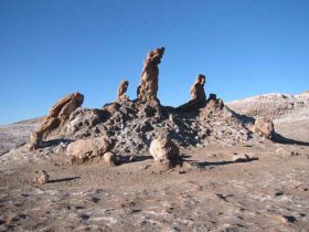 "Paisajes lunares" en
                                  Chile: Valle de la Luna (02): estatuas
                                  de sal "Las tres Maras"
                                  [39]
