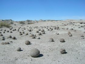 "Paisajes lunares" en
                                Chile: Valle de la Luna (05): campo con
                                pelotas de piedra [42]