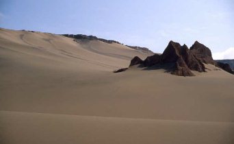 Valle de la Luna (09): pendientes
                                de desierto, picos [46]