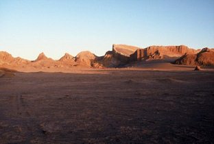 Valle de la Luna (10): calle sin
                                salida, llanuara con montaas [47]
