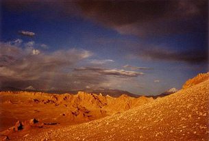 Valle de la Luna (11): pendiente de
                                rocalla con cordillera [48]