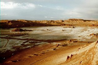 Valle de la Luna (12): llanura
                                cubierta de sal, cordilleras [49]