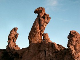 Valle de la Luna (15): estatuas de
                                barro por erosin del viento, 12 Km de
                                San Pedro [52]