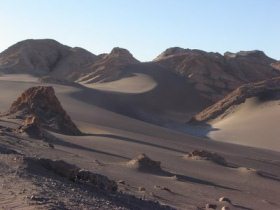 Valle de la Luna (19): pendientes
                                de desierto, montaas alrededor [56]