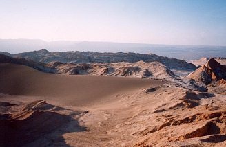 Valle de la Luna (20): cpula de
                                desierto, montaas alrededor [57]