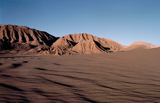Valle de la Luna (21): llanura de
                                desierto, cordilleras con surcos [58]