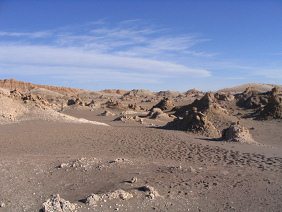 Valle de la Luna (23): llanura de
                                desierto, piedras, montaas alrededor
                                [60]