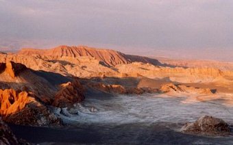 Valle de la Luna (28): llanura
                                cubierta de sal con montaas alrededor
                                [65]
