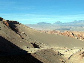 Valle de la Muerte (06): pendiente
                                de desierto con formacin de piedras
                                [73]