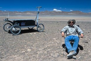 Vehiculo del Marte de la NASA en el
                        desierto de Atacama, 2004 [81]cama-Wste 2004