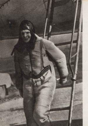 Juri Gagarin nach der
                      angeblichen Landung im Fallschirmspringeranzug.
                      Wieso steht da eine Leiter?